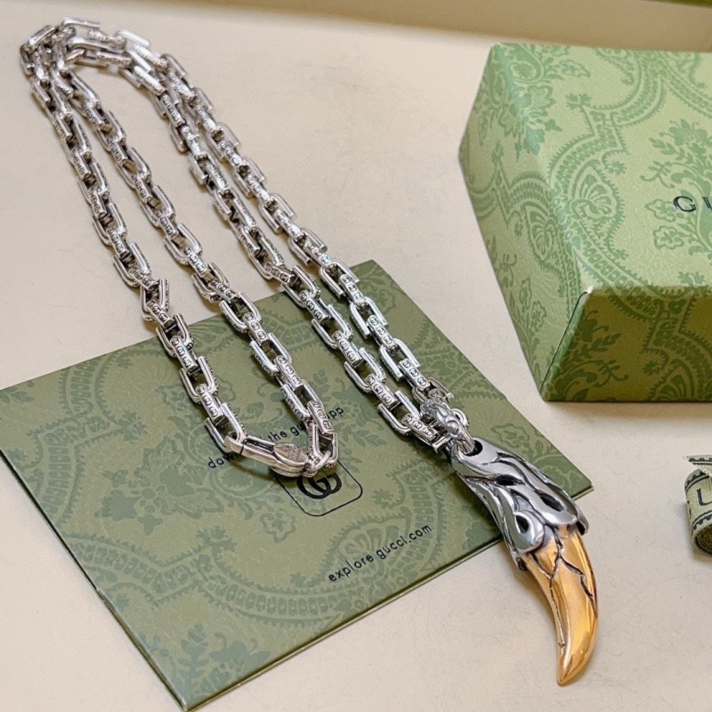 G*u*i necklaces